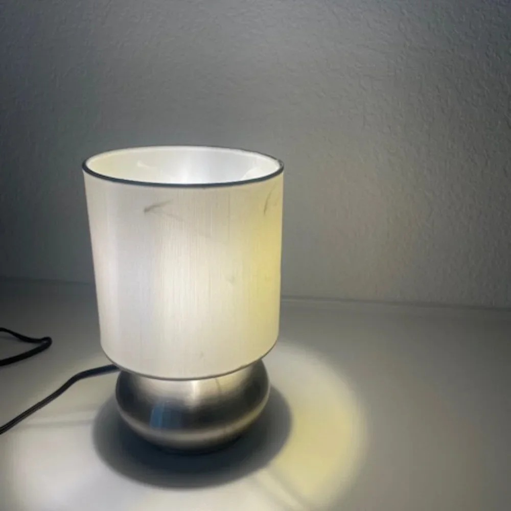 A mini touch table lamp - Picture 6 of 6